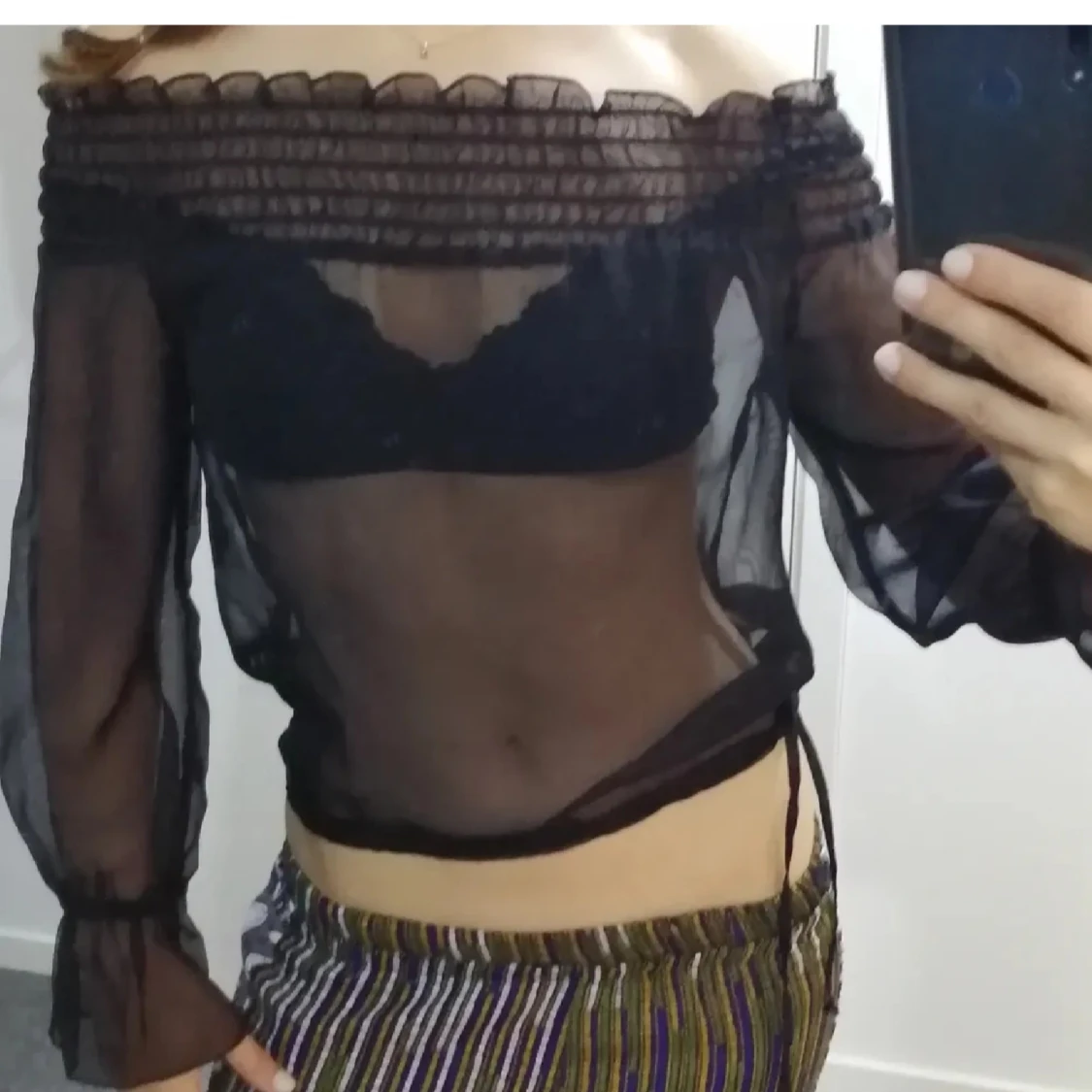 Svart transparent offshoulder blus - 2