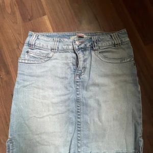 Ljusblå jeanskjol från Only Jeans - Jättefin jeans kjol som är en gammal only kollektion! Storlek 34 och priset går att diskuteras💓