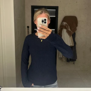 Mörkblå stickad tröja - Enkel mörkblå stickad tröja från vila. I storlek xs men mer som S. 