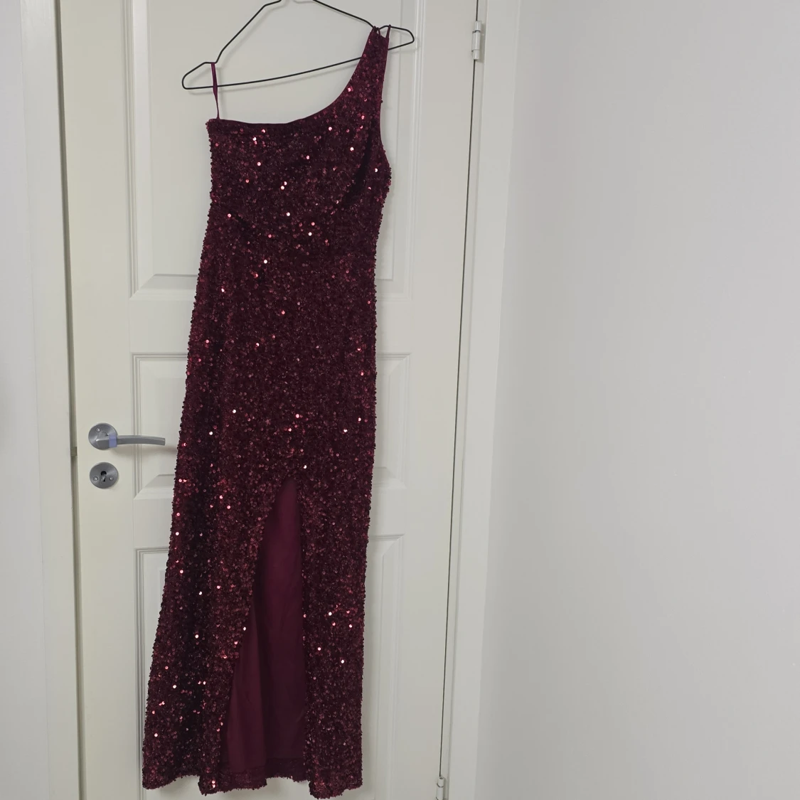 Vinröd glittrig långklänning med slits