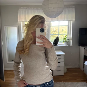 Beige stickad tröja  - Säljer en enkel och snygg beige stickad som knappt använts💕Tröjan har inga defekter💕