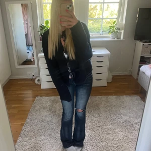 Mörkblå kofta med knyt framtill - Säljer en mörkblå kofta med lång ärm och flera snygga rosetter framtill. Koftan är stickad i mjukt material!💞