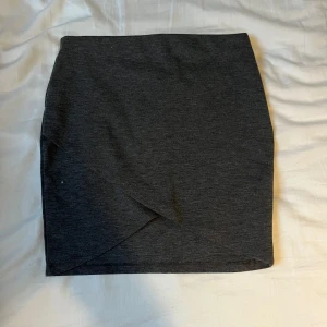 Mörkgrå omlottkjol från Gina - Mörkgrå omlottkjol från Gina