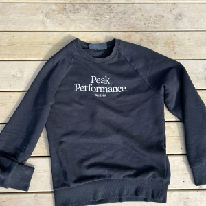 Svart sweatshirt från Peak Performance - Säljer en svart tröja från peak performance, storlek S men funkar för xs oxå, säljer eftersom den aldrig kommer till användning. Perfekt för att klä upp sig, pris kan diskuteras