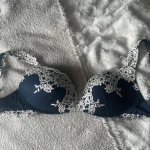 Intimissimi bh - Superfin bh från intimissimi med push up. I marinblå färg storlek 85C💗