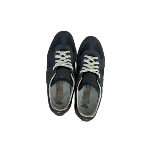 Svarta sneakers från Maison Margiela - Säljer dessa svarta maison margiela gats. Köpta på vestaire för drygt ett år sedan använt under höst och vår. Dem är i gott skick med det enda märkvärdiga är att innersulan sett bättre dagar. Skolådan är lite förstörd, har inget kvitto och därför kan jag inte garantera att produkten är 0riginal. Därför kan priset diskuteras. 