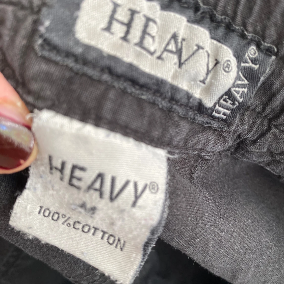 Svarta byxor från Heavy med råa benslut - 2