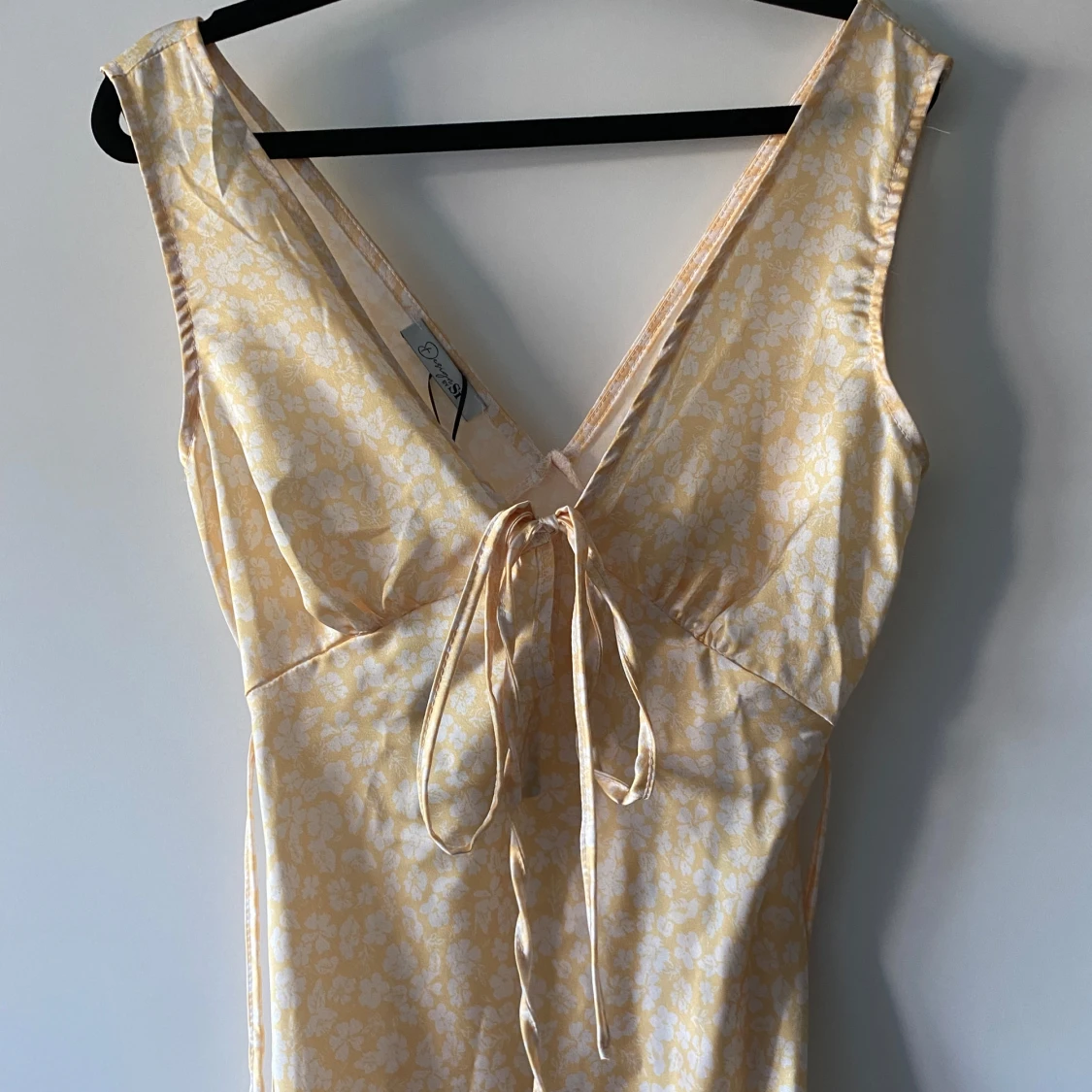 Ljusgul långklänning från Design by Si - 3