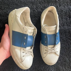 Valentino open skor blå - Valentino open skor blå i använt skick, finns defekt på bild 4. Endast skorna ingår.