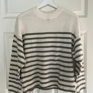 Randig stickad tröja från H&M - Säljer en stickad tröja från H&M i storlek XS men passar också lite  som S. Tröjan är vit med gröna ränder. Jättebra skick och inga fläckar❤️
