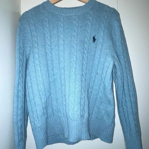 Ljusblå stickad tröja från Polo Ralph Lauren - Säljer en ljusblå kabelstickad tröja från Polo Ralph Lauren, pris kan diskuteras