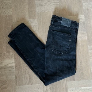 Replay Anbass jeans - Säljer nu dessa replay Anbass i storlek 32. De är i fint skick! Hör av dig vid funderingar!🙌🏼