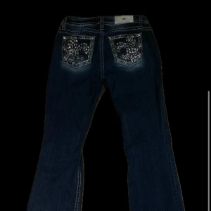 Miss me jeans!! - As snygga, använda fåtal gånger!! Midjemått: 40cm  Innerbenslängd: 83cm gren: 24cm