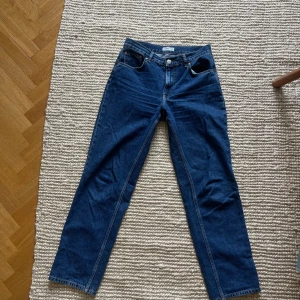 Blå jeans från Gina Tricot - Säljer ett par blå jeans från Gina Tricot i rak modell. Storlek 38. 