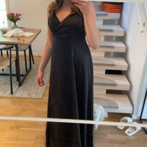 Balklänning  - Säljer min jättefina balklänning som bara används en gång💕den sitter fint och stabilt även fast ryggen är uppen💕 skriv om du har några frågor eller vill ha fler bilder🥰
