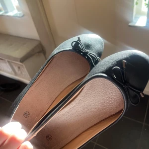 Ballerinaskor  - Säljer mina skitsnygga ballerinaskor som tyvärr inte passar. Jag brukar ha 39 men dessa är lite små på mig så skulle nog mer säga att de kanske är i storlek 38,5🩷vet tyvärr inte märke, köpte dom av en annan tjej här på plick!