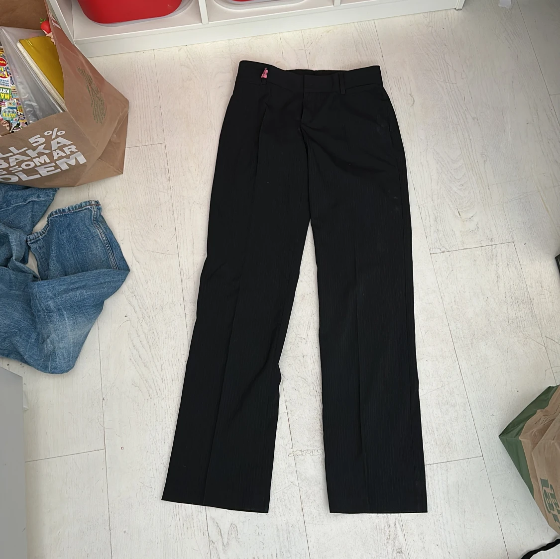 Svarta kostymbyxor med diskreta ränder