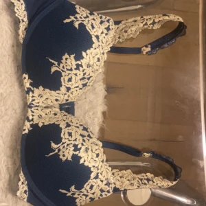Mörkblå intimissimi bh - Intimissimi bh i strl 80B om jag inte minns fel, bortklippt lapp, har några mindre defekter, men inga man tänker på🥰