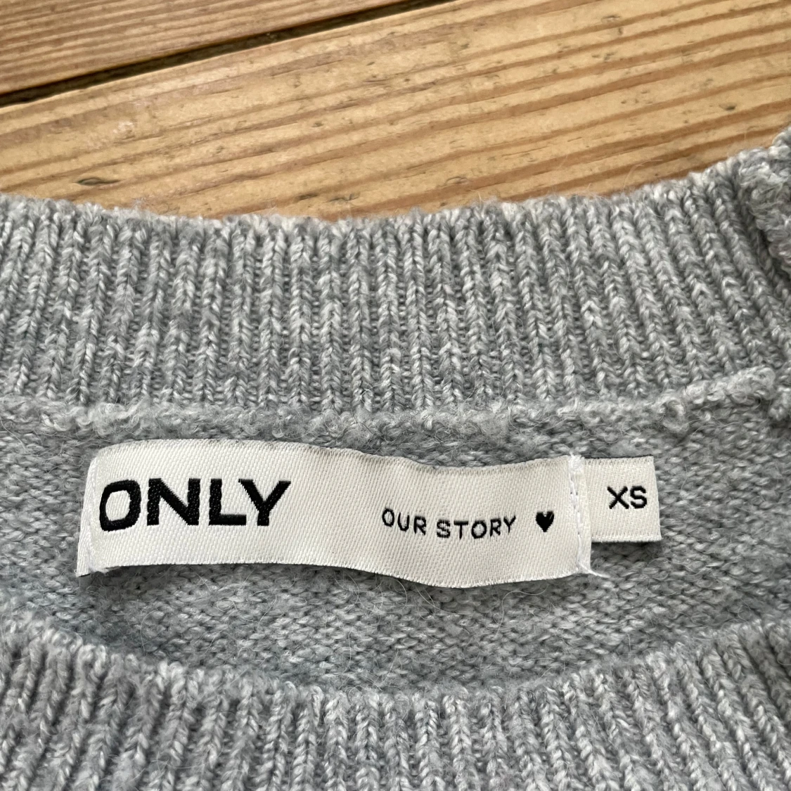 Grå stickad tröja med puffärm från ONLY - 2