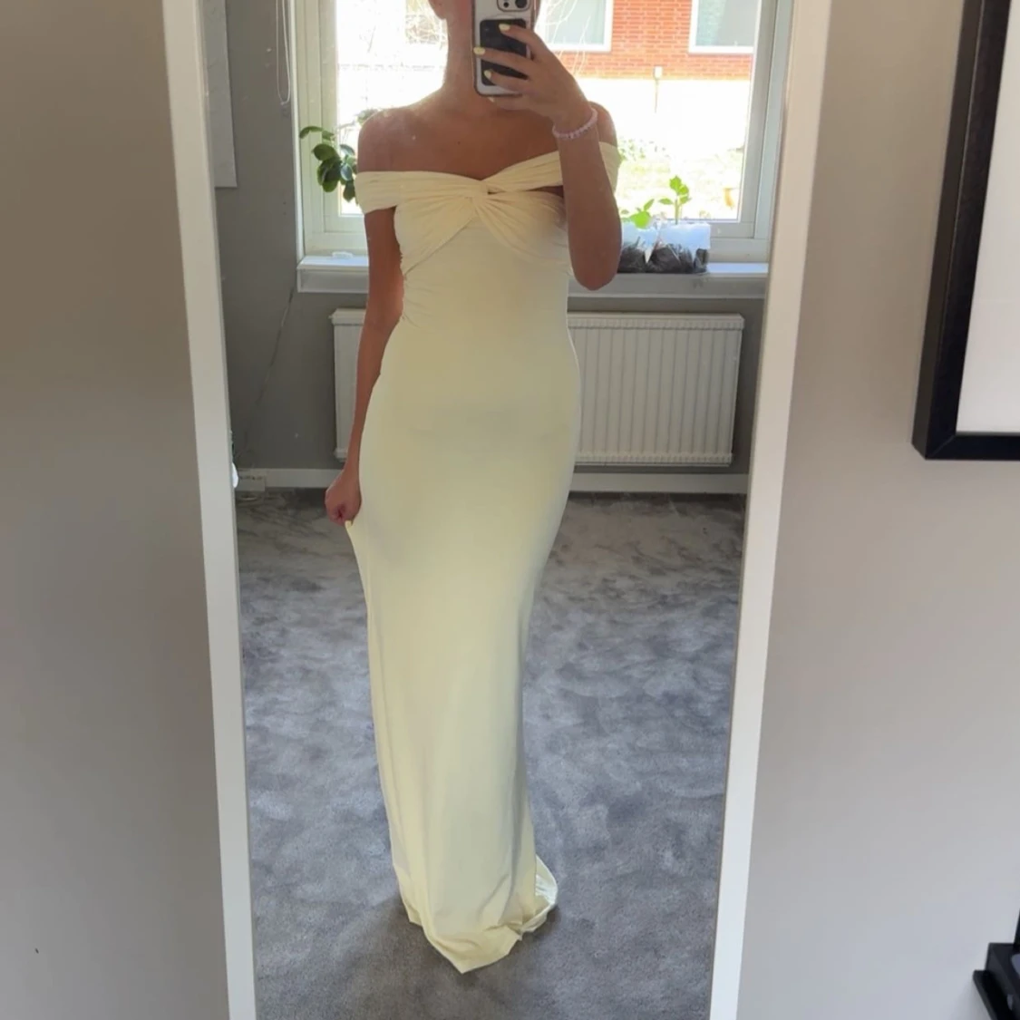 Ljusgul offshoulder långklänning - 1