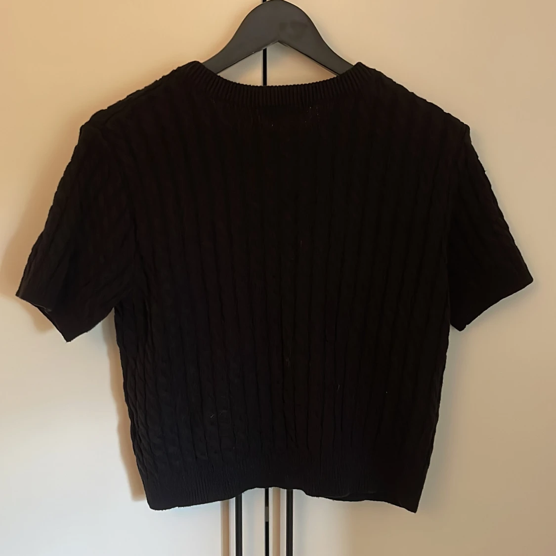 Svart stickad kofta med kort ärm från H&M - 1