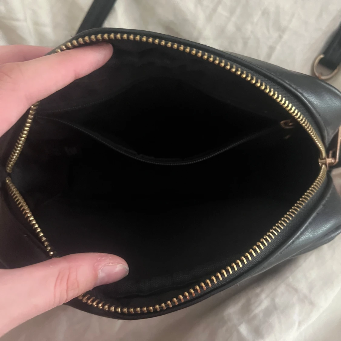 Svart quiltad axelväska med kedjedetalj - 2