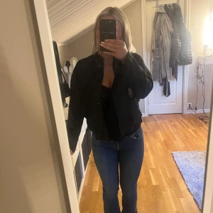 Svart kavaj jacka - Säljer en svart kavaj jacka med klassisk passform. Jackan har knappar fram till. Den är fin om man ska ut och funkar till allt! Stl S