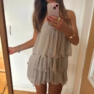 VOLANG KLÄNNING  - Super fin trändig sommar volang klänning  klänning  Några skavanker har inte testat få bort den lilla fläcken 