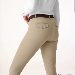 Beige ridbyxor från PS of Sweden - Snygga beige ridbyxor från PS of Sweden. Storlek 34 men passar även 36. Helt nya utan prislapp. Ny pris 1499kr och säljer för 699. Det går bra att använda köp nu💕