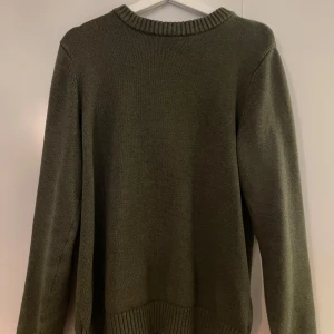 Dobber tröja stickad  - Olivgrön stickad Dobber tröja i storlek M. Passar 180-185. Skick 6/10