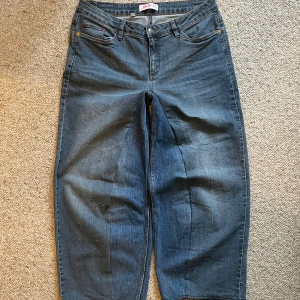 Custom made baggy jeans  - Säljer dessa egengjorda custom made baggy jeans med färgglada knappdetaljer.   Mått:  Midja: 45,5cm Längd: 98cm Ben: 31,5  Tveka inte o skriva frågor eller prisförslag om du är intresserad. ✌️