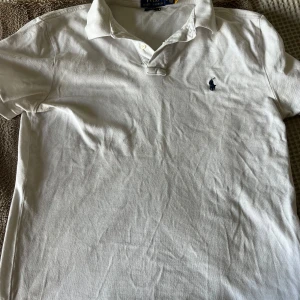 Vit piké t-shirt från Ralph Lauren - Tjena! Säljer just nu en go pike av märke Ralph Lauren. Tröjan är i bra skick och har ej använts mycket eftersom den är för liten. Hör av er vid fler frågor och bilder. Pris kan diskuteras vid snabb affär