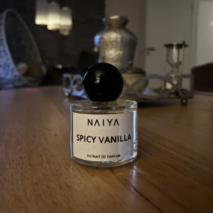 Spicy Vanilla Extrait de Parfum från Naiya - Inspirerad av Black Opium. Toppnoter: Päron, apelsinblomma och rosépeppar.  Hjärtnoter: Kaffe och jasmin.  Basnoter: Vanilj, cederträ och patchouli.                                         Säljer den vidare då doften var inte min smak. Endast testad fåtal gånger, se bilden för kvar mängden