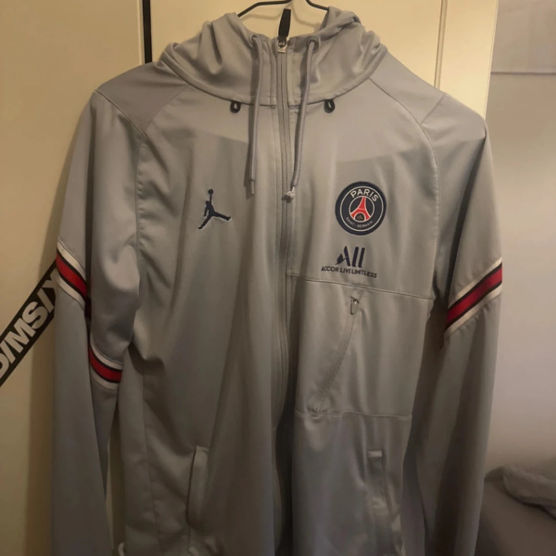 Grå PSG x Jordan vindkofta med huva