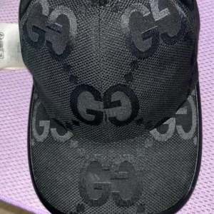 Gucci Jumbo keps - Säljer en svart keps från Gucci med tydligt GG-mönster över hela kepsen. Kepsen har böjd skärm och justerbart spänne baktill. Materialet är syntet och polyester med en exklusiv känsla. Kepsen är såklart äkta men saknar tyvärr box och låda till den då jag slängt det 