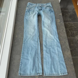 Lågmidjade jeans  - Så snygga jeans som tyvärr inte passar mig och har därför ingen bild på! Midjemått tvärsöver: 37cm Midjehöjd: 20cm Inerbens längd: 80cm 💕