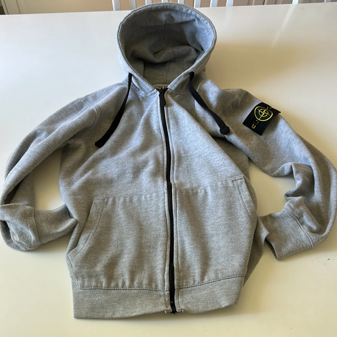 Grå hoodie med dragkedja från Stone Island
