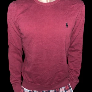 Vinröd tröja från Polo Ralph Lauren - Säljer en vinröd långärmad tröja från Polo Ralph Lauren. Tröjan är tillverkad i 100% bomull och har en klassisk passform med rund hals. Liten broderad logga på bröstet. Perfekt för en stilren och avslappnad look.