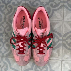 Adidas Gazelle - Intressekoll på mina adidas gazelle 💚 använda men i bra skick (lite smutsiga i fram). Köpta för 1400kr så säljer helst inte under 1000! Kom med prisförslag 