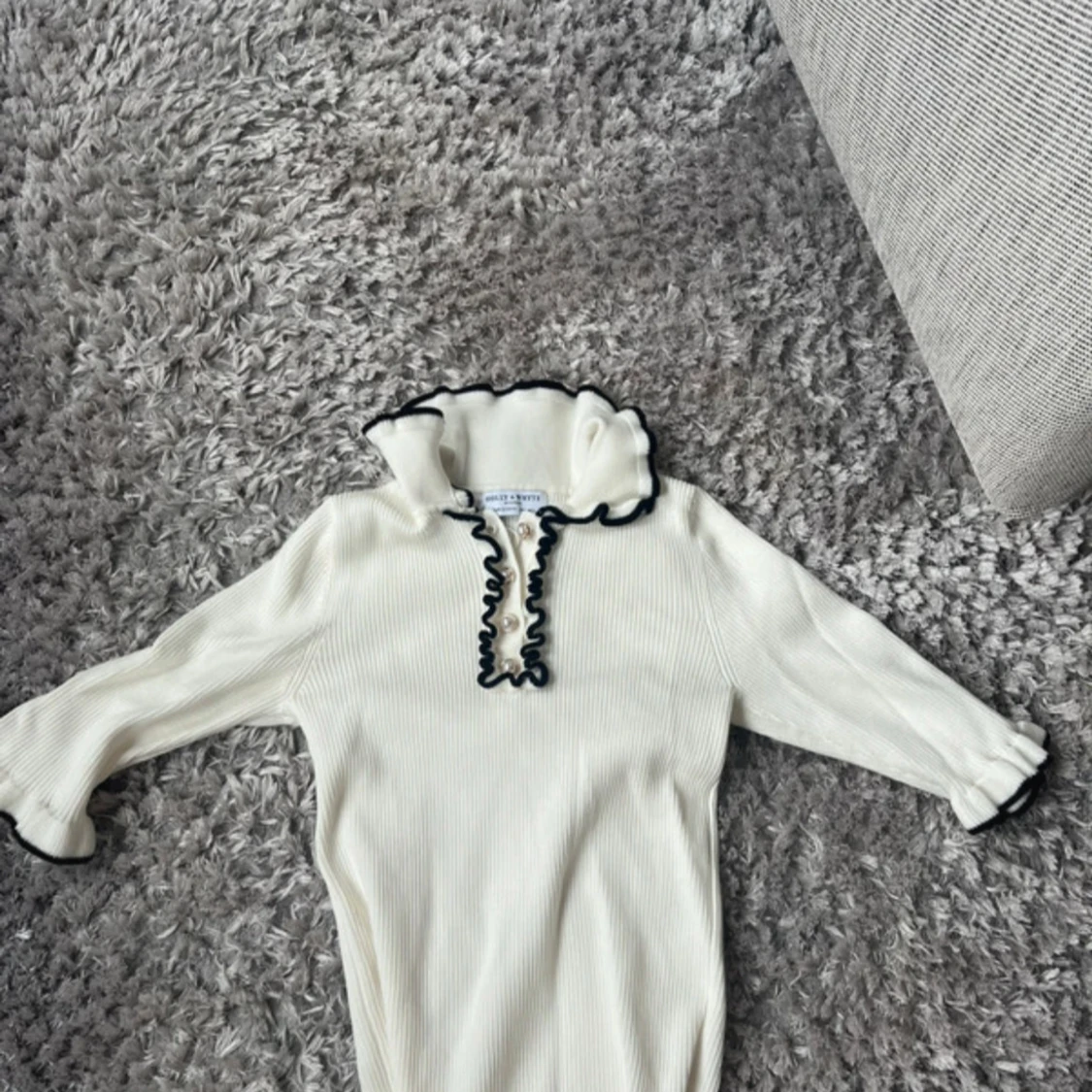 Vit ribbad klänning med volang från Holly & Whyte