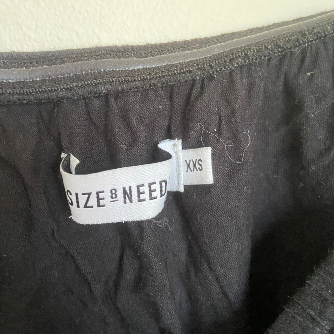 Svart linnetopp med smala axelband från Size 8 Needle - 1