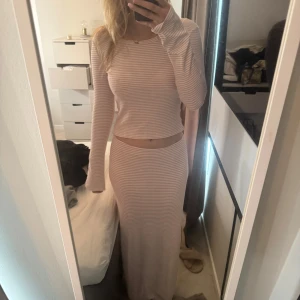 Fint rosa randigt set - Fint set som inte kommer till användning längre. St medium i kjolen och st xs i tröjan🩷