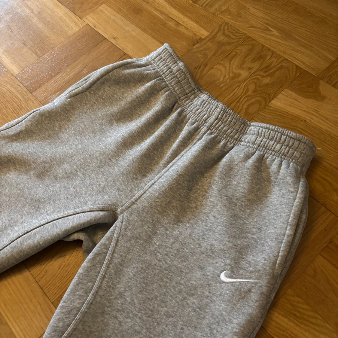 Grå mjukisbyxor från Nike - 1