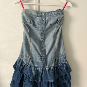 Jeansklänning - Så fin men säljer då den sitter lite för stort på mig! På sista bilden är klänningen lite uppvikt då den som sagt sitter för stort💘Har vanligtvis xs i klänningar!