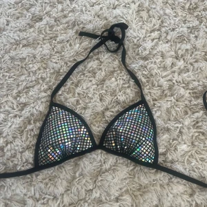 Glittrig bikini - Säljer denna skit snygga glittriga bikini från Gina. Den är aldrig använd!! Kom privat för fler frågor💞 storlek S
