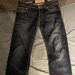 Mörkblå jeansbyxor från Jacob Cohën - Säljer ett par klassiska mörkblå jeans från Jacob cohën hålen är igen syd och syns inte mycket eftersom att de mest är på undersidan