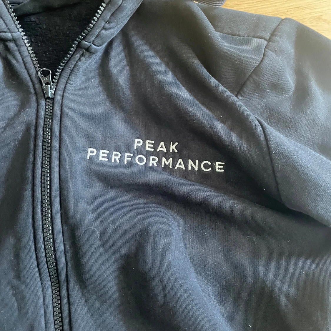 Svart hoodie från Peak Performance - 1