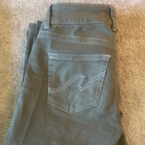 Gröna bootcut jeans från Nelly - Snygga gröna bootcut jeans från Nelly🌸🙌Byxorna har normal passform💕de är endast använda vid ett tillfälle säljer endast för de var lite för korta för mig🥰