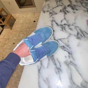 Blå valentino flycrews - Säljer ett par snygga blå och vita sneakers från Valentino. Skick 9/10, storlek 39 men sitter som 40, skriv vid intresse av köp! Pris kan diskuteras😃