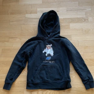 Ralph lauren hoodie - Riktigt snygg raulph lauren hoodie i storlek L(14-16)   . Säljer pågrund utav att den inte längre passar
